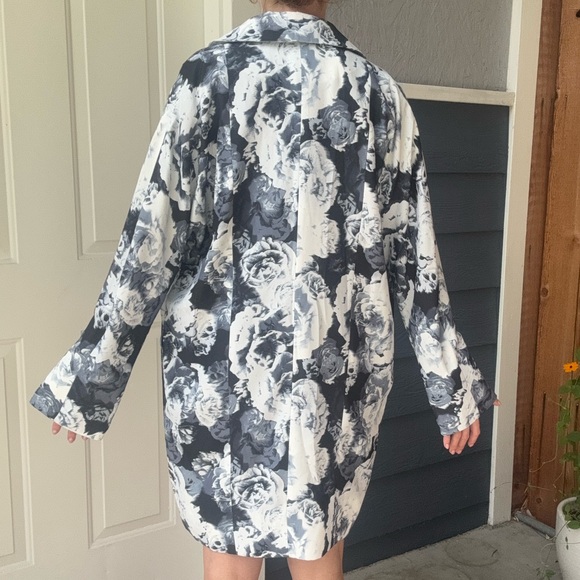 The Fifth Monochrome Floral Walking Home Coat - Picture 3 of 11